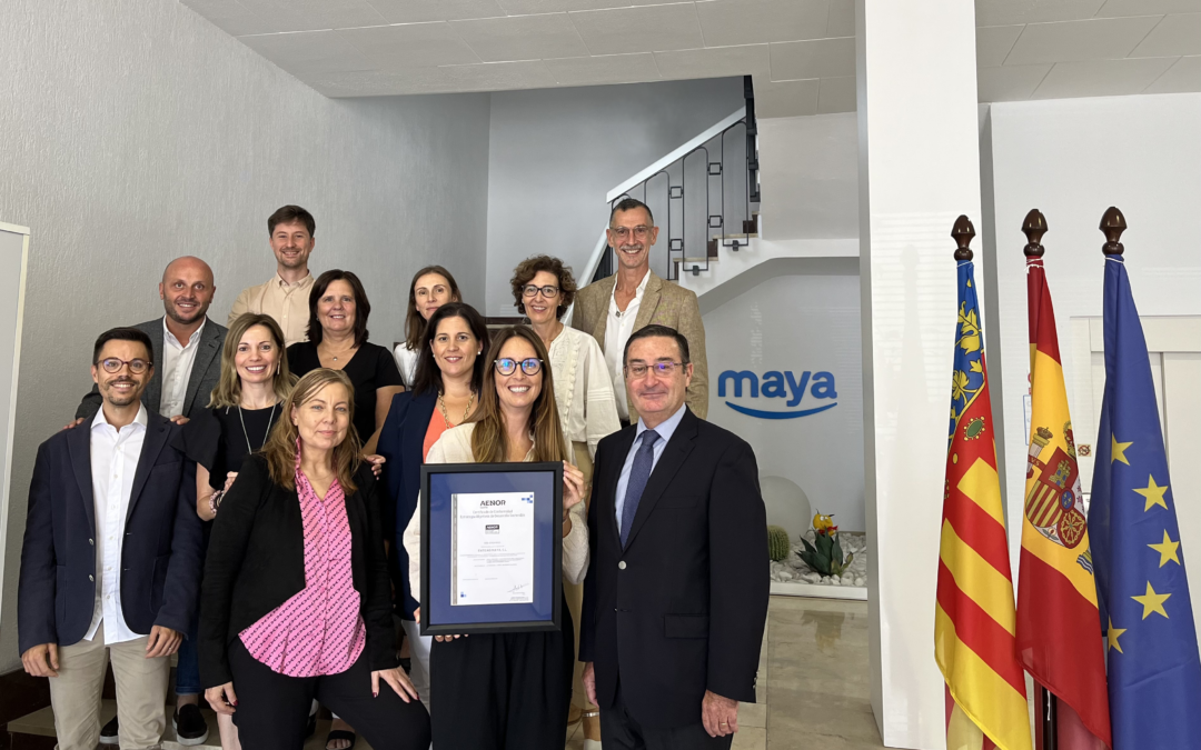 El director de AENOR nos hace entrega de la certificación de estrategia sostenible